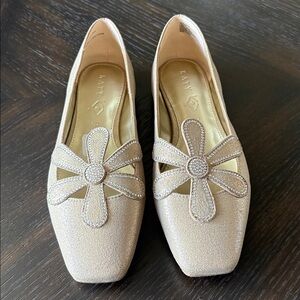 Ballet Flats Katy Perry Evie Daisy Gold/Silver Whimsical Appliqué SZ 7.5 NWT